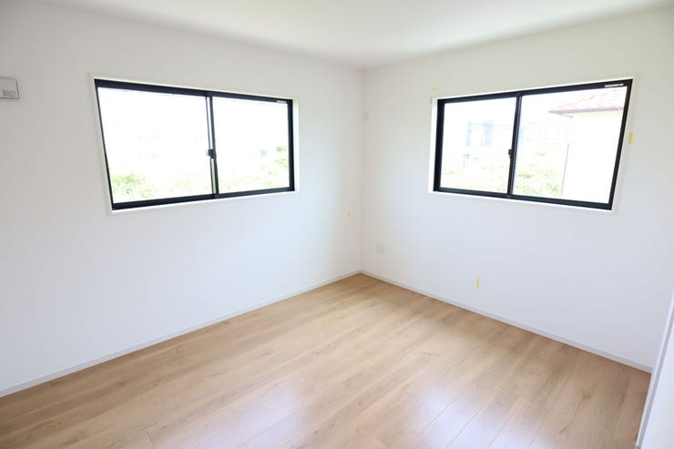 洋室 同仕様
2面採光のお部屋は明るく風通しの良いお部屋です♪
