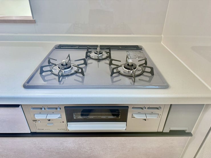 ◇三口コンロ◇
一度にたくさんの調理ができ、朝食の準備もお弁当作りもラクラクです。栄養面や彩りに気を配ると品数も増えますが、広いワークトップなのでたくさん作ってもスペースに余裕があります。