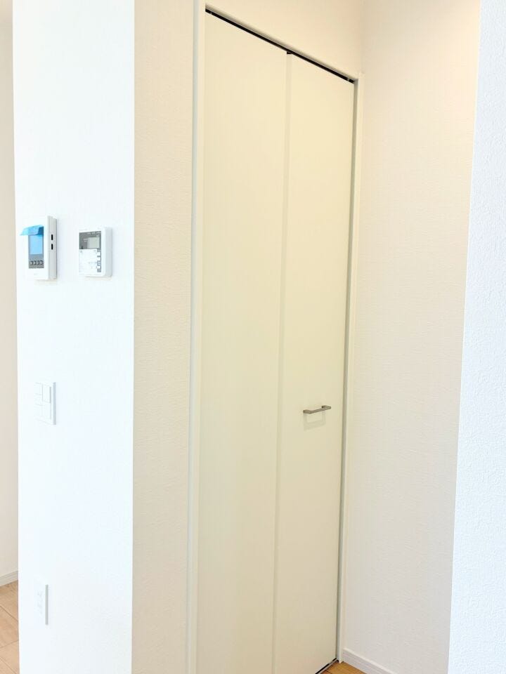散らかりがちなリビングに、書類や日用品をサッとしまえるクローゼットを完備。