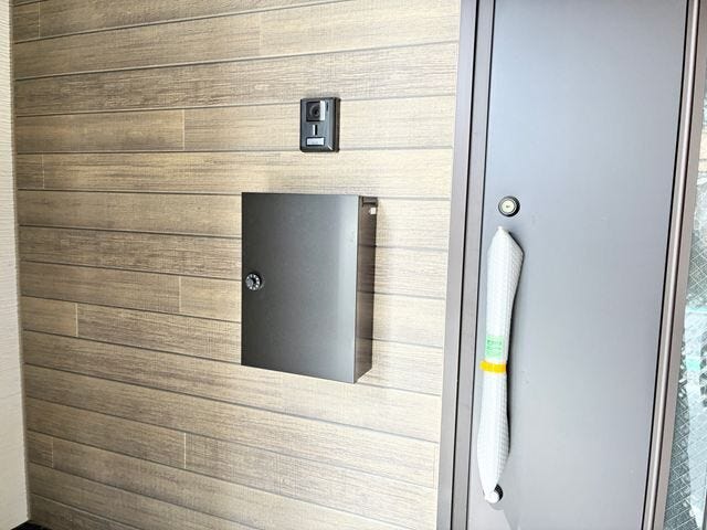 玄関ドア横にはメールボックスがあるので郵便物の確認もスムーズ