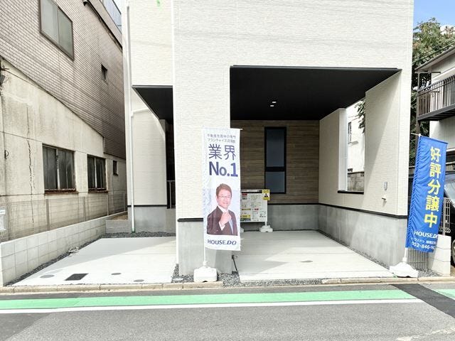 天候を気にせず乗り降りができるスタイリッシュなインナーガレージ