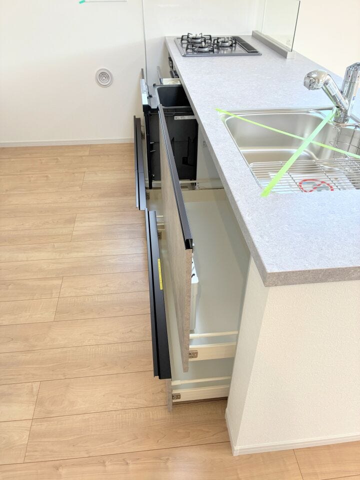 奥に入れた鍋や大きな調理器具も上からパッと見渡せて、出し入れもスムーズです。