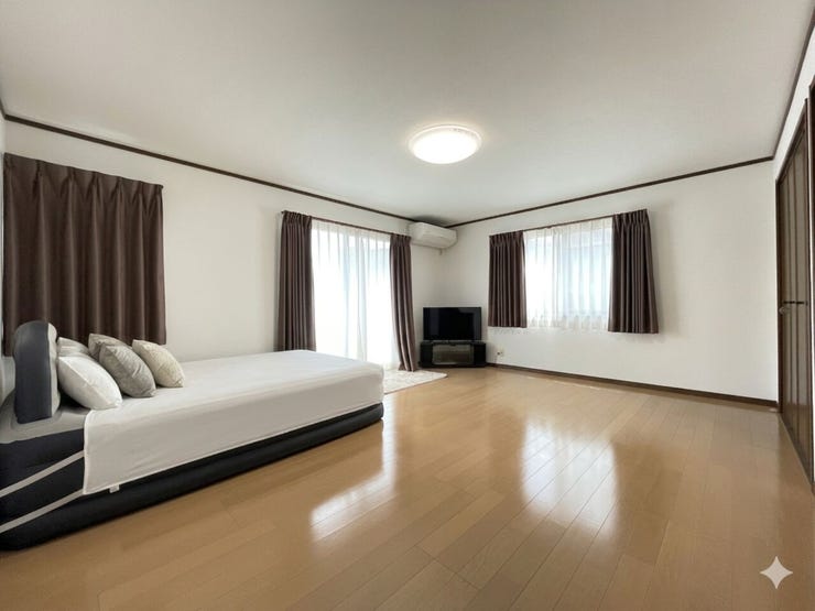 2階主寝室10.5帖。※居住中の為、一部荷物など消しております。