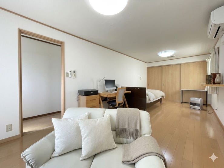 2階洋室10.5帖。リフォーム済みの為大変きれいです。※居住中の為、一部荷物など消しております。