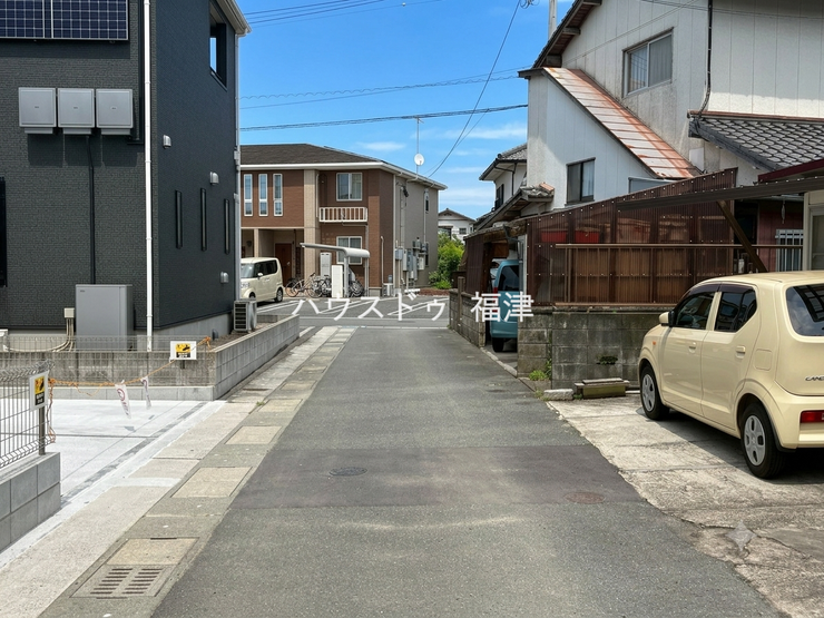 車通りの少ない前面道路です。
少し細いですが、切り返しをしたら駐車も入れれます。
《宗像市東郷5丁目 新築戸建》