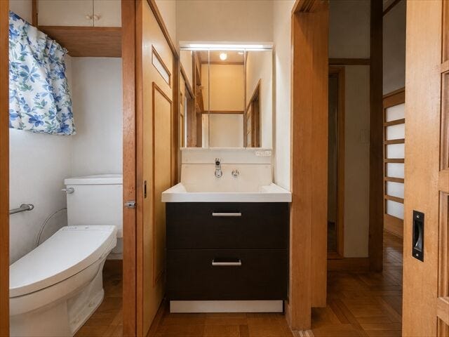 洗面所:洗面台には棚が付いていますので歯ブラシや髭剃りなども収納できます。※実際の写真から家具等を消すCG加工をしています。