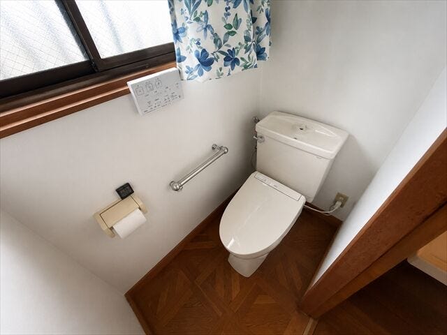 トイレ:白を基調としたシンプルな壁紙のトイレになります。※実際の写真から家具等を消すCG加工をしています。