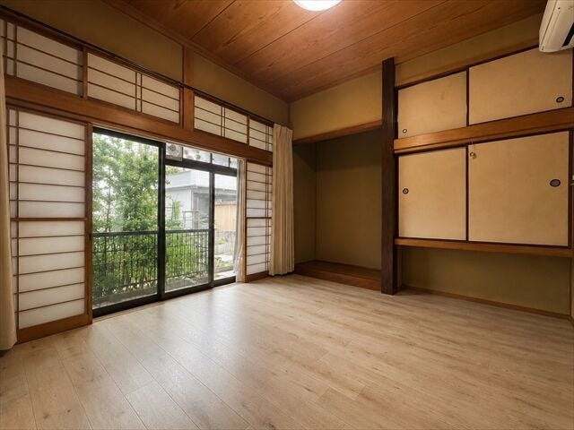 8帖洋室:大きな窓からたっぷりの日差しが入り、明るいお部屋になっています。※実際の写真から家具等を消すCG加工をしています。