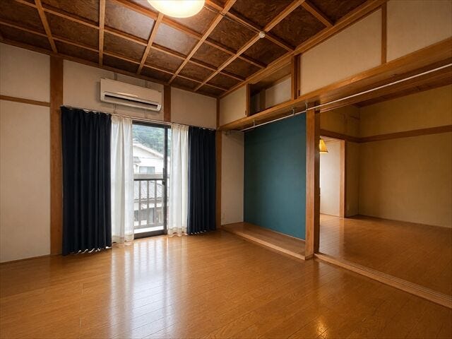 東側洋室:バルコニーへ出入りが可能な洋室です。大きな窓の設置があり、開放感のある空間ですね。※実際の写真から家具等を消すCG加工をしています。