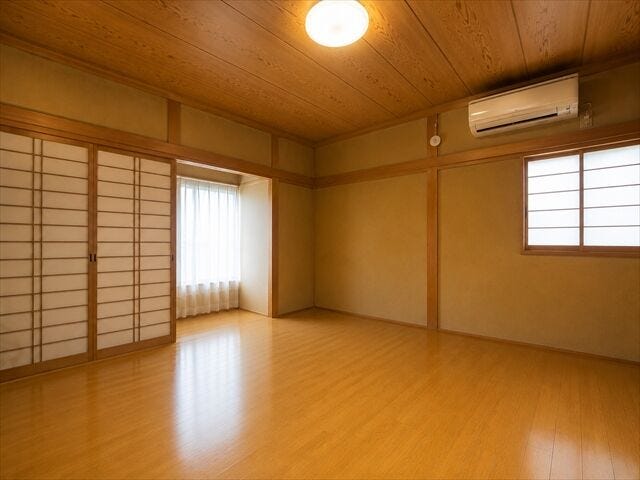 西側洋室:広々としたお部屋なので、ご夫婦の寝室としてもお使いいただけそうです。※実際の写真から家具等を消すCG加工をしています。