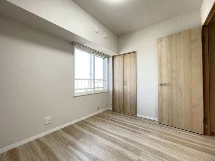 《洋室3》
約4.8帖のお部屋です。こども部屋にもおすすめ♪
こちらにもクローゼットあり!