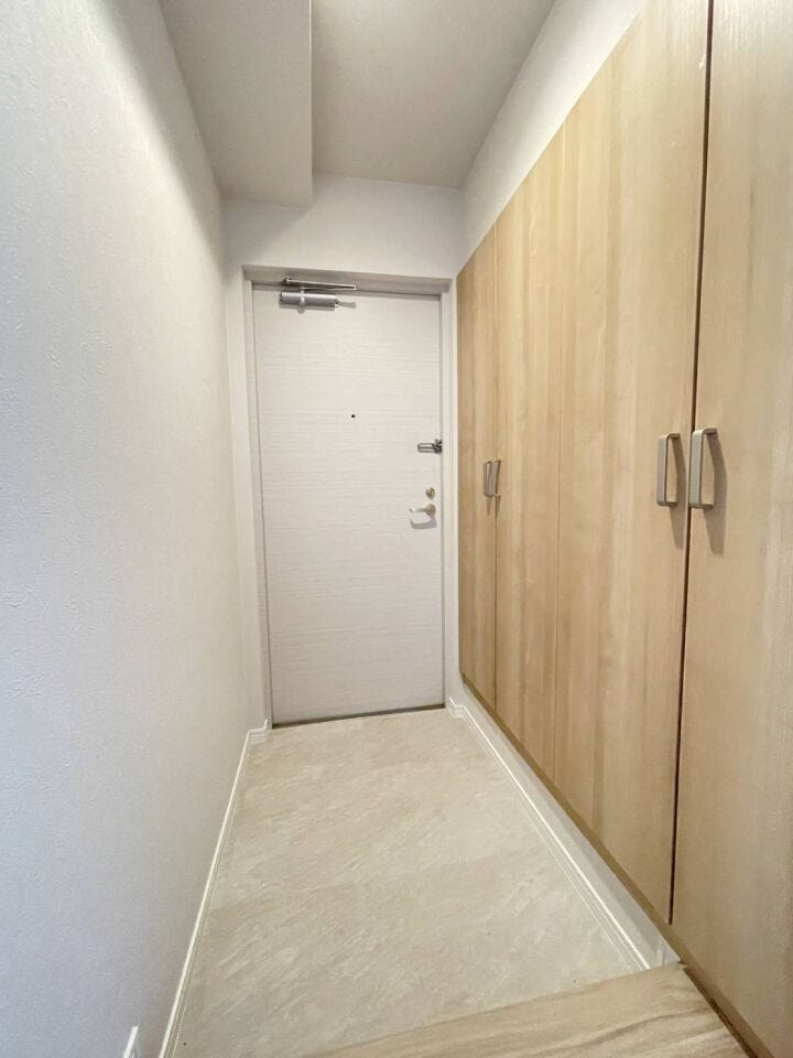 《玄関》
みなさまをお迎えする玄関。
シンプルな内装で落ち着いた印象です。