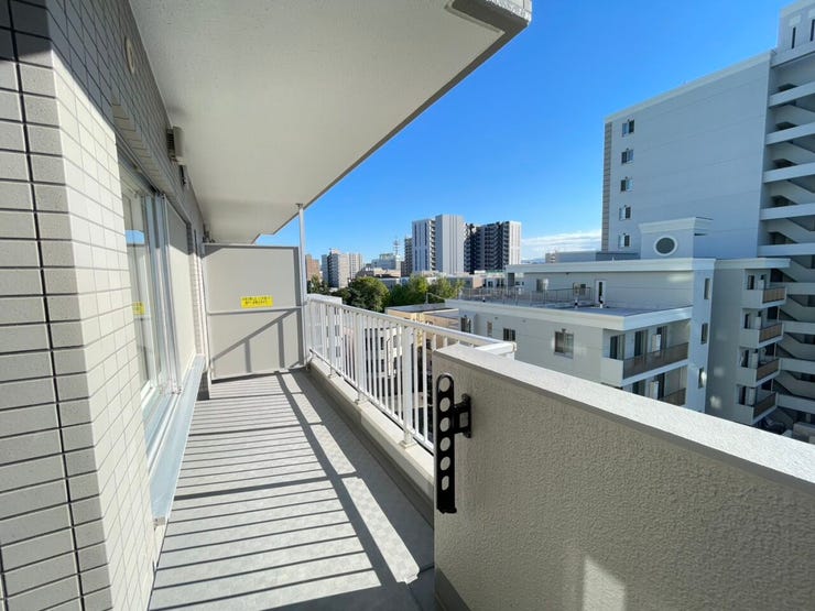 《バルコニー》
横に広くなったバルコニー。南西向きで日当たりも望めるのでお部屋の中も明るくなります!