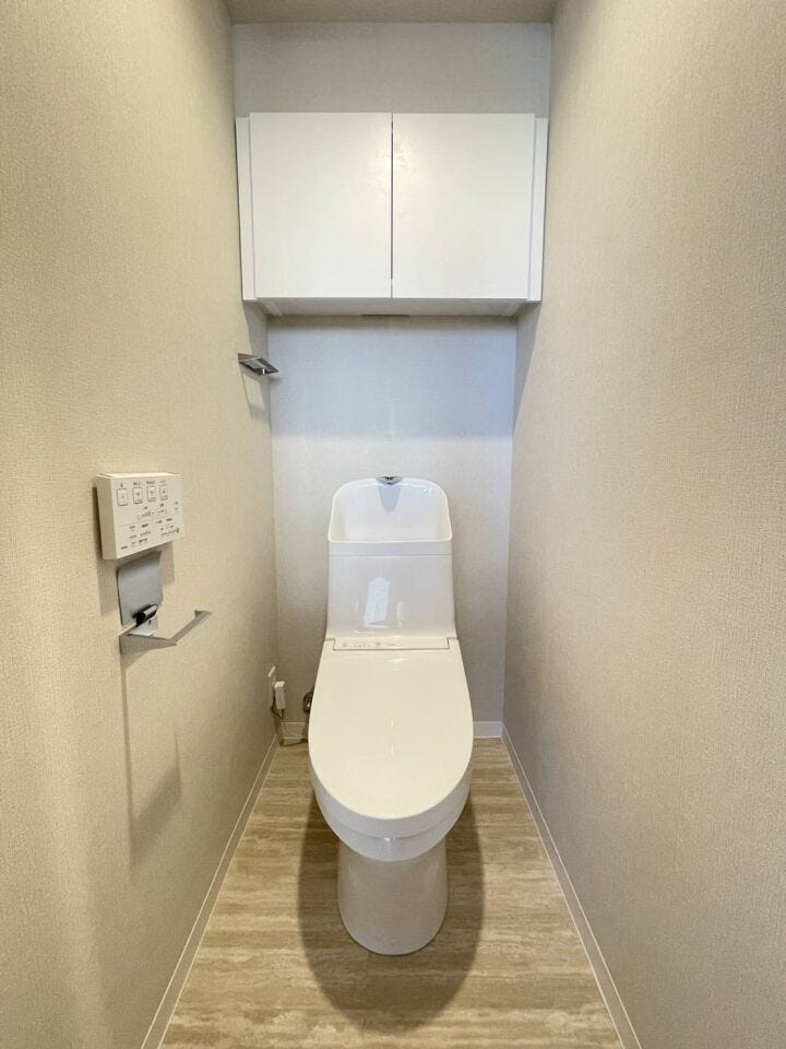 《トイレ》
ウォシュレット付きトイレです。
上部収納あり!ストック品や掃除用品の収納に♪