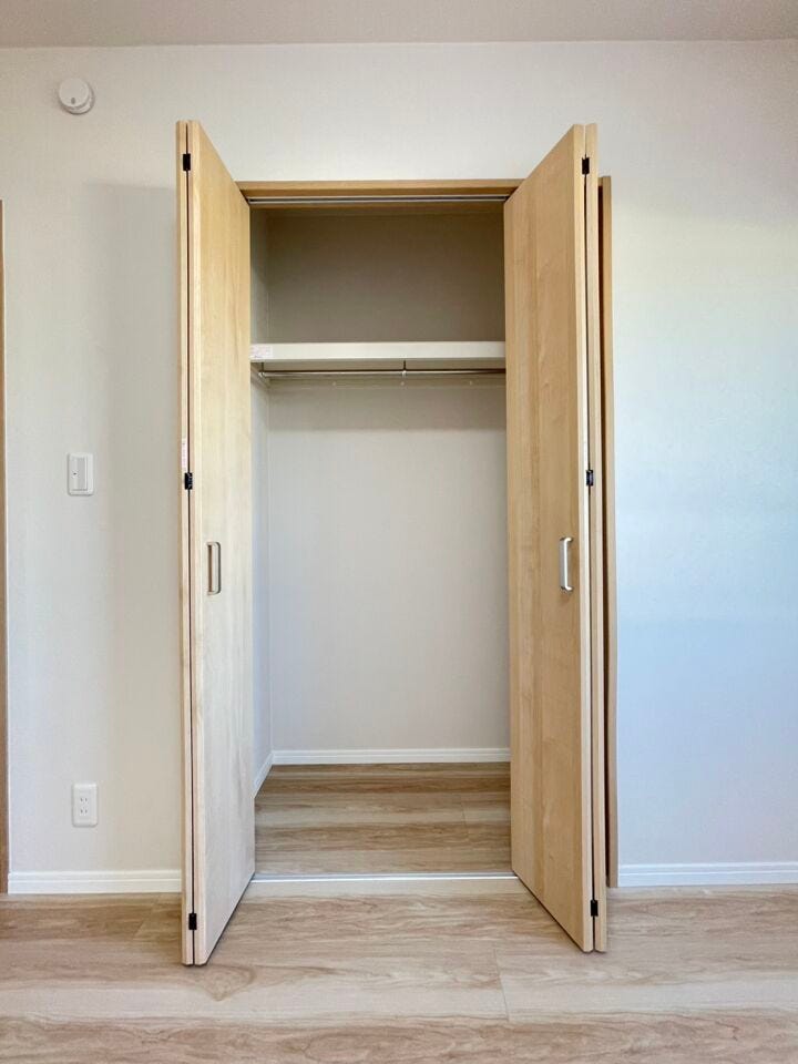《クローゼット》
各部屋に収納スペースを確保しており、お部屋をすっきりとお使いいただけます。