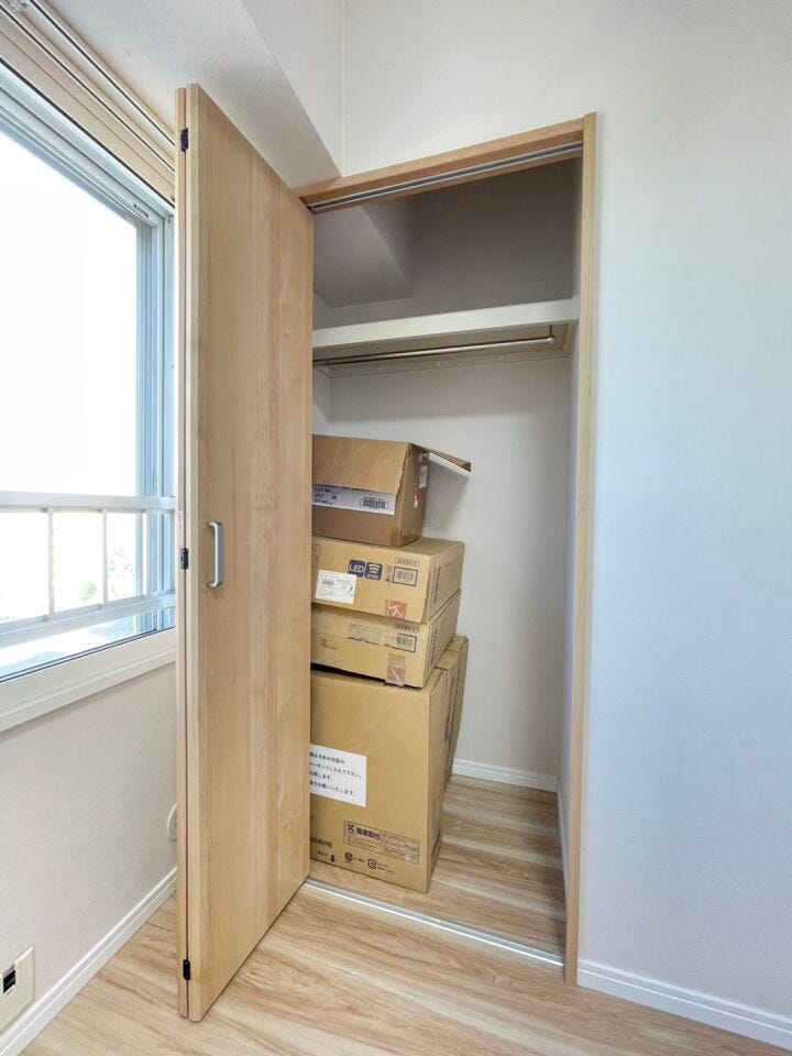 《クローゼット》
収納家具が不要でお部屋をより広々お使いいただけます。