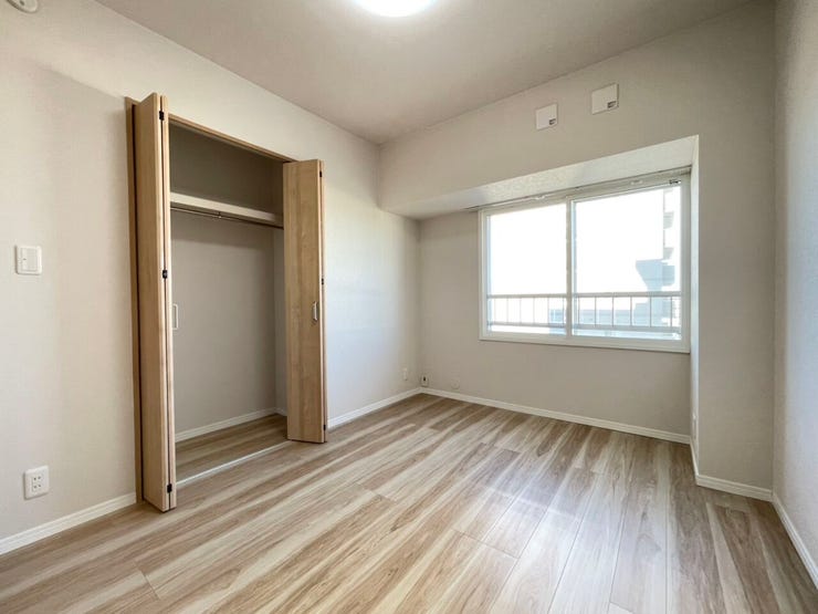 《洋室2》
約6.3帖のお部屋です。
クローゼットあり。各部屋に収納スペースを確保しています。