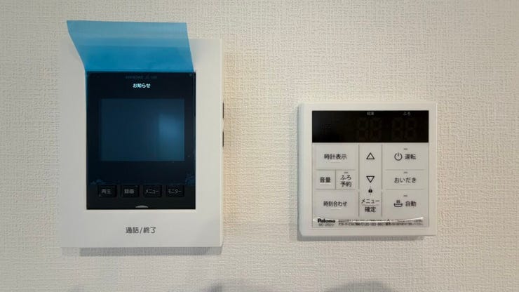 右:浴室リモコン
左:モニター付きインターホン
