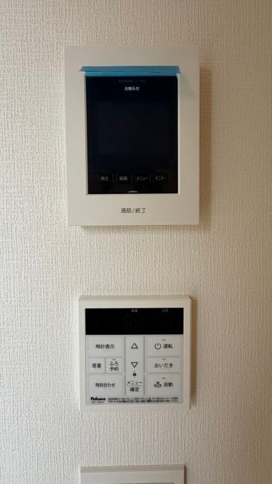 上:モニター付きインターホン
下:浴室リモコン
