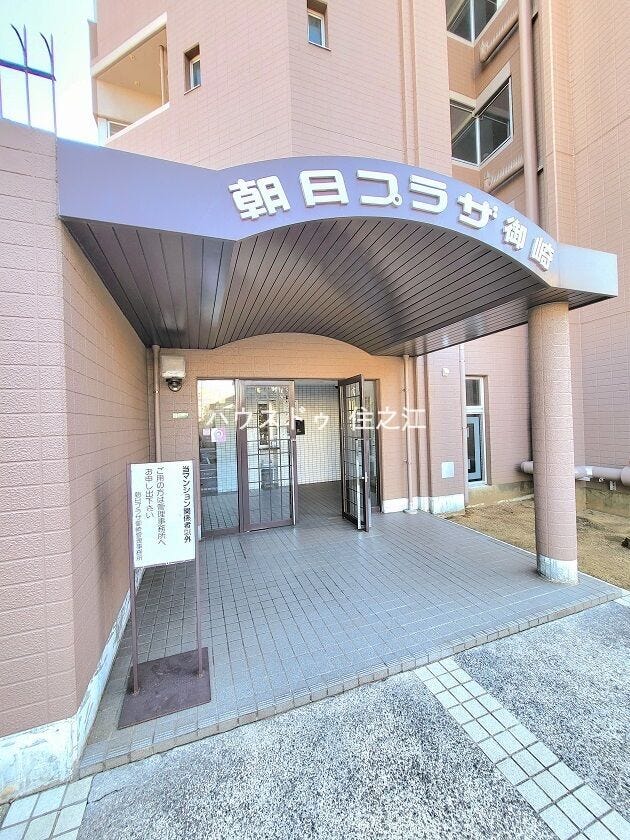 ★エントランスには庇(屋根)がございますので雨の日も安心♪