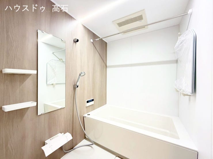浴室換気乾燥機付き:天井に乾燥機が見えるため、雨の日や夜間でも洗濯物をしっかりと乾かせます。