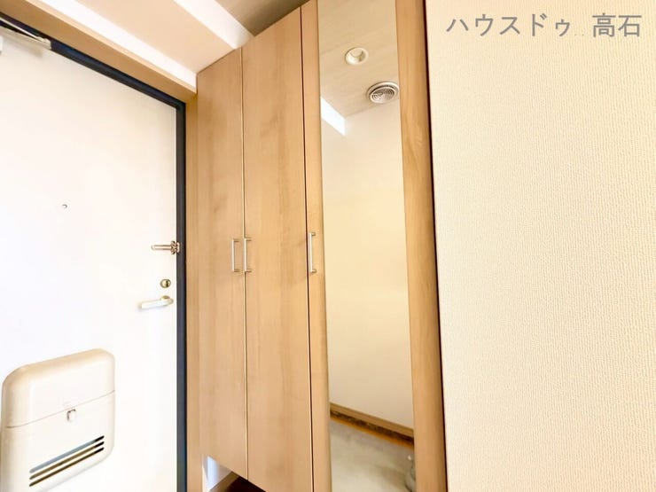 天井近くまで高さがあるため、家族全員の靴や、シーズンオフの靴もすべてまとめて仕舞える十分な容量があります。
