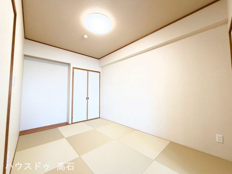 「目席畳(目積畳・めせきだたみ)」の最大の魅力は、経糸(たていと)と緯糸(よこいと)を密に編み込んでいるため、一般的な畳よりも表面が滑らかで耐久性に優れています。