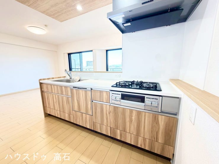 対面式(カウンター)キッチンで、料理をしながらリビング全体やバルコニーの外まで見渡せます。