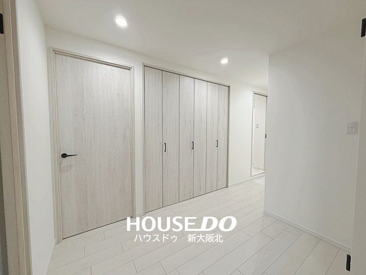 ■玄関から部屋の中が見えないような間取りになっているのもうれしいポイント!
■広々とした玄関ホールには廊下収納もございます!