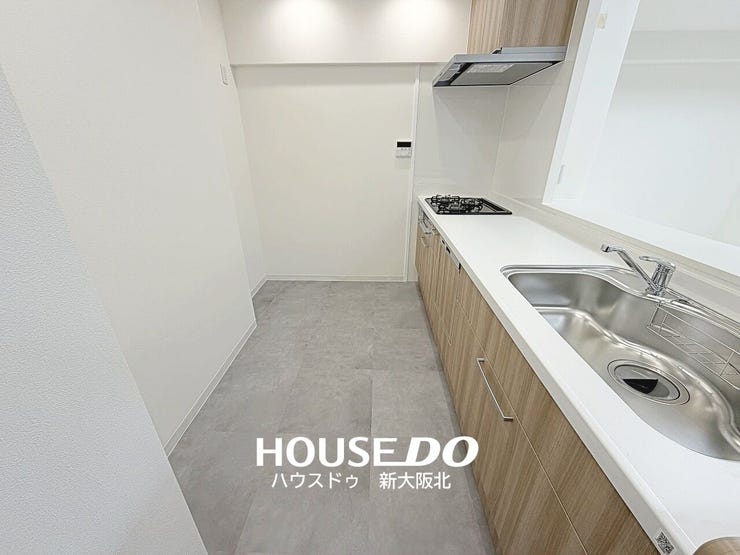■キッチンには奥行きがあり、お好みのカップボードなども自由に配置できますね!
■カップボードを置くことで収納力もアップ!作業スペースも増えるため家事効率も良くなりますね♪