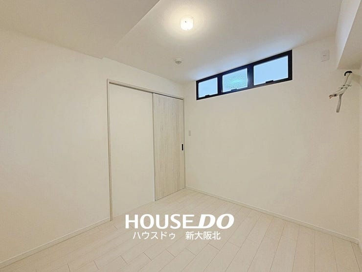 ■リビング横の洋室にはおしゃれな内装マドを新設しております!
■プライベートを重視しつつ自然な光が取り込めるので書斎や寝室等ライフスタイルに合わせて柔軟にお使いいただけます!