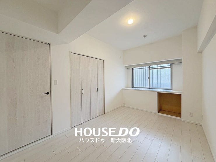 ■この洋室は7.4帖あるので、寝室としてもオススメです!
■ダブルベッドを置いても十分な広さがあります!