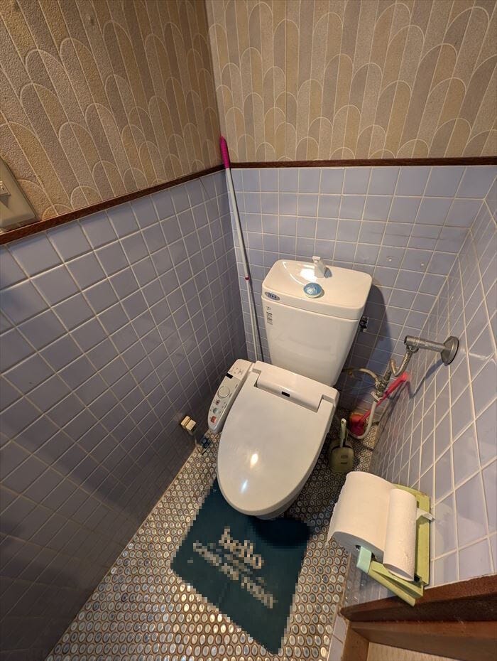 トイレには快適な温水洗浄便座付
