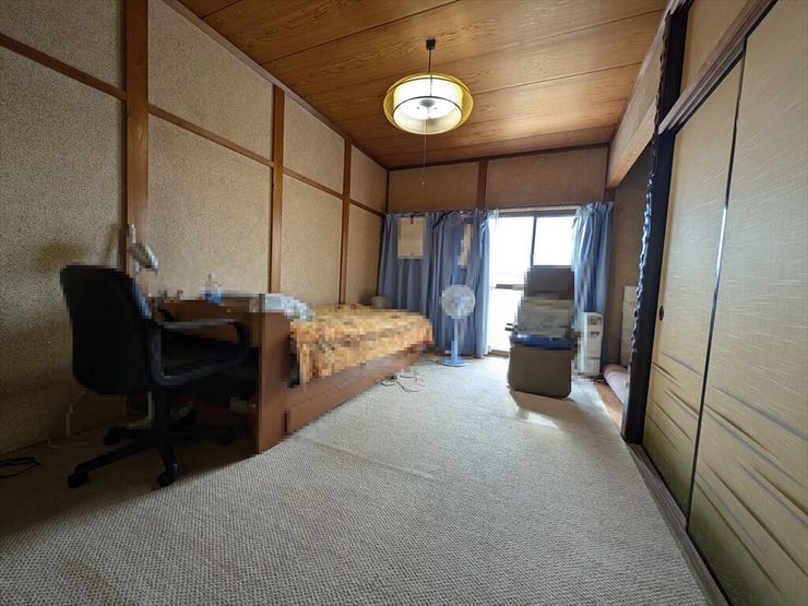 2階和室
ワイドな開口部から光を招きます