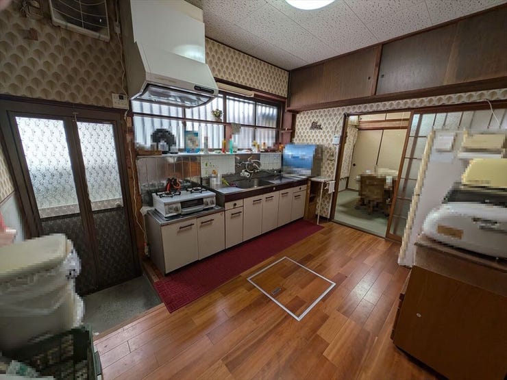 ダイニングキッチンには勝手口が付きで便利です。