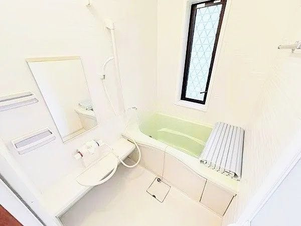 ゆったりと足を伸ばして一日の疲れを心地よく癒やせる、清潔感のあるバスルーム。