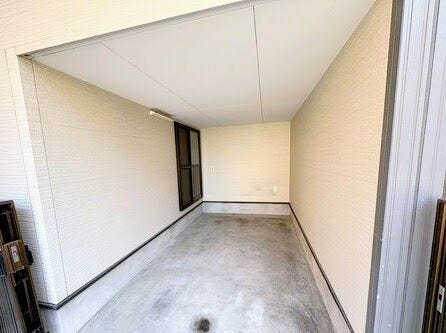 大切なお車を雨風から守りやすい、建物一体型のビルトインガレージ(1台駐車可能・車種による)。