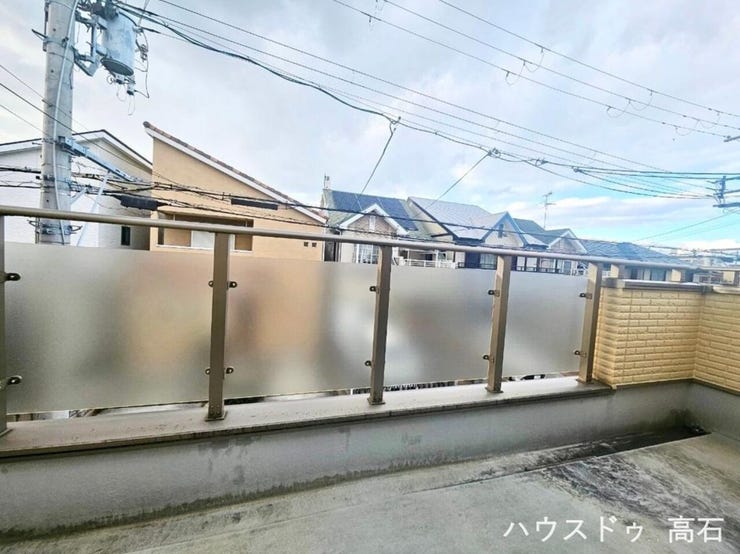 こちらは東側のバルコニー
南側にも陽当たりの良いバルコニーがあります!