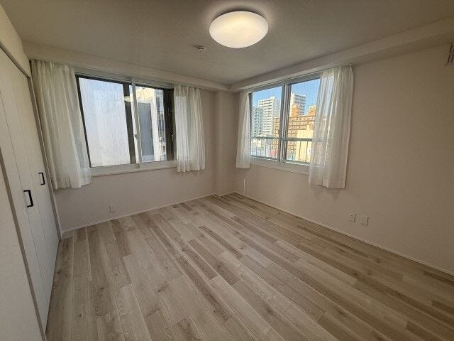 贅沢な2面採光設計!心地よい光と風が部屋いっぱいに広がる明るい洋室