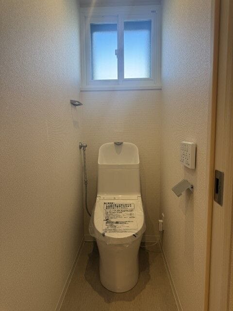トイレ窓付き。爽やかな光が差し込む明るい空間。自然換気ができていつでも清潔に