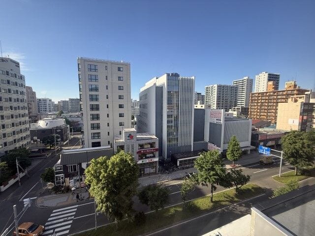 最上階・6階部分ならではの抜けるような青空!遮るもののない、大パノラマの開放的な眺望