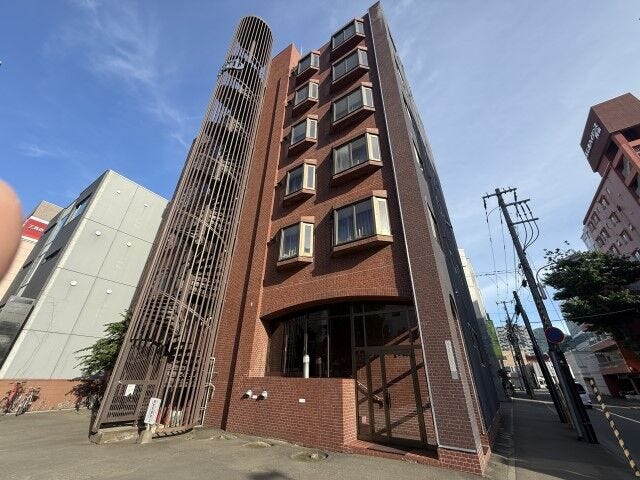 【外観】
円山の街並みに美しく映える、重厚感のある落ち着いたブラウンタイルの外観