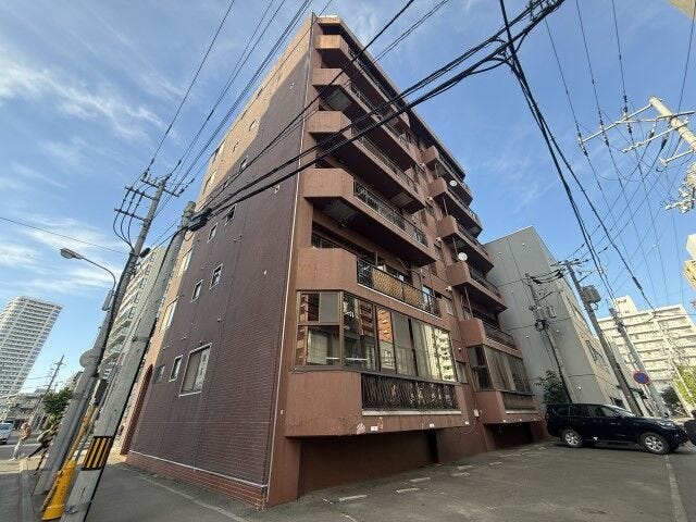 重厚感ある佇まいの外観。敷地内には月額10500円で引き継ぎ可能な駐車場も完備(空き状況は要確認)