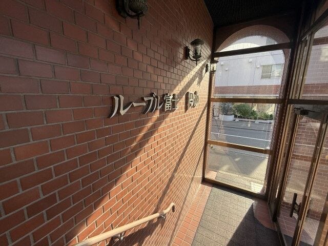 温かみのある風合い。レトロモダンな気品が漂う、お洒落な赤レンガ調のアプローチ