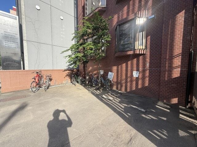 敷地内にしっかりと確保された駐輪スペース。円山エリアのフラットな街並みは自転車での移動も快適です