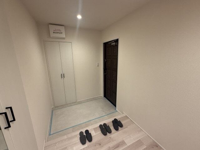 ゆとりある広さを確保した玄関。お出かけ前の身だしなみチェックに便利な姿見付き