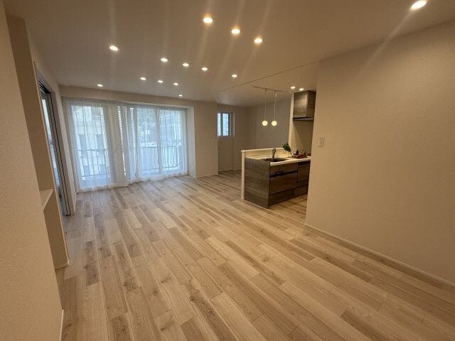 たくさんのダウンライトが優しく照らす、上質でモダンな住空間