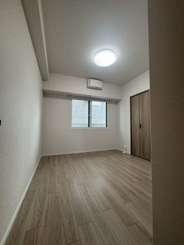 壁・天井のクロスを新調し、木目調の建具が美しく映える明るい洋室