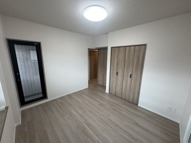 角部屋ならではの窓配置やバルコニー直結のドアを備えたお部屋もあり、通風・採光ともに良好です