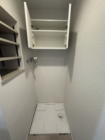 洗濯機置場上部の吊戸棚と、横の可動棚で収納力◎